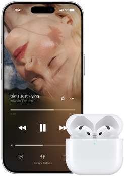 iPhone vedle AirPodů v otevřeném nabíjecím pouzdře