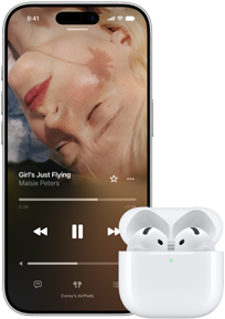 iPhone vedle AirPodů v otevřeném nabíjecím pouzdře