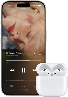 iPhone vedle AirPodů v&nbsp;otevřeném nabíjecím pouzdře