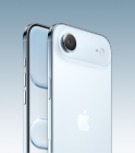 iPhone Air, blankytně modrá barva, šikmý pohled zezadu, modul s hlavní Fusion fotosoustavou nahoře, ovladač fotoaparátu, boční pohled zepředu na obrazovku přes celou přední stranu, akční tlačítko a tlačítka ovládání hlasitosti