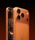 iPhone 17 Pro, kosmicky oranžová barva, šikmý pohled zezadu, modul s profesionální Fusion fotosoustavou nahoře, ovladač fotoaparátu, boční pohled zepředu na obrazovku přes celou přední stranu, akční tlačítko a tlačítka hlasitosti