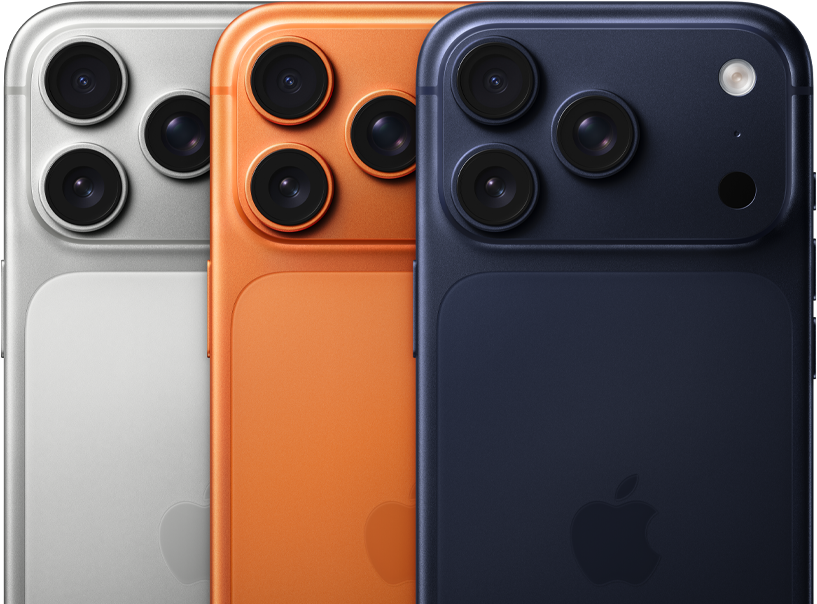 Tři modely iPhonu 17 Pro, pohled zezadu, stříbrná, kosmicky oranžová a temně modrá barva, navzájem se překrývají, viditelné jen zčásti. Všechny 3 modely mají profesionální Fusion fotosoustavu v levém horním rohu, 3 objektivy, mikrofon, blesk, uprostřed logo Apple