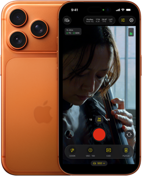 Dva iPhony 17 Pro v kosmicky oranžové, jeden zepředu, kde je na obrazovce vidět záznam videa, a jeden zezadu, kde jsou vidět tři fotoaparáty
