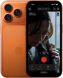 Dva iPhony 17 Pro v kosmicky oranžové, jeden zepředu, kde je na obrazovce vidět záznam videa, a jeden zezadu, kde jsou vidět tři fotoaparáty