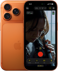 Dva iPhony 17 Pro v kosmicky oranžové, jeden zepředu, kde je na obrazovce vidět záznam videa, a jeden zezadu, kde jsou vidět tři fotoaparáty