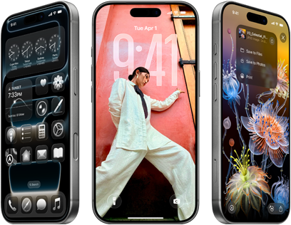 Tři iPhony 17 Pro z různých úhlů se třemi různými obrazovkami iOS 26, včetně plochy s designem Liquid Glass, tapety a Fotek