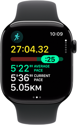 Apple Watch 11, hliníkové pouzdro, klavírně černá barva, cvičení Běh, ikona běhu, údaje: čas, tepová frekvence, průběžné tempo, průměrné tempo, vzdálenost. na pravém boku korunka Digital Crown, sportovní řemínek, černá barva