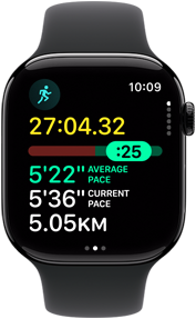 Apple Watch 11, hliníkové pouzdro, klavírně černá barva, cvičení Běh, ikona běhu, údaje: čas, tepová frekvence, průběžné tempo, průměrné tempo, vzdálenost. na pravém boku korunka Digital Crown, sportovní řemínek, černá barva