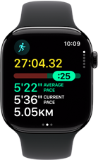 Apple Watch 11, hliníkové pouzdro, klavírně černá barva, cvičení Běh, ikona běhu, údaje: čas, tepová frekvence, průběžné tempo, průměrné tempo, vzdálenost. na pravém boku korunka Digital Crown, sportovní řemínek, černá barva