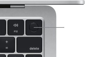 Pohled na pravý horní roh klávesnice stříbrného MacBooku Air, aby vyniklo tlačítko Touch ID